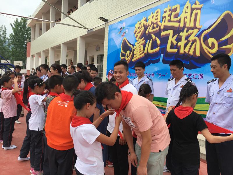 “六一”關愛農(nóng)村留守兒童行動 ——我校青年教師走進東鞏蒼坪完全小學(圖2)