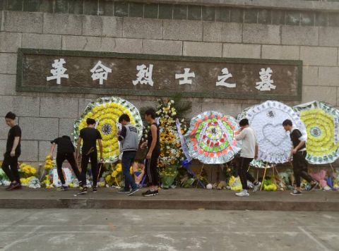 緬懷革命先烈,弘揚(yáng)愛國(guó)主義精神——湖北省工業(yè)建筑學(xué)校清明節(jié)掃墓活動(dòng)(圖2)