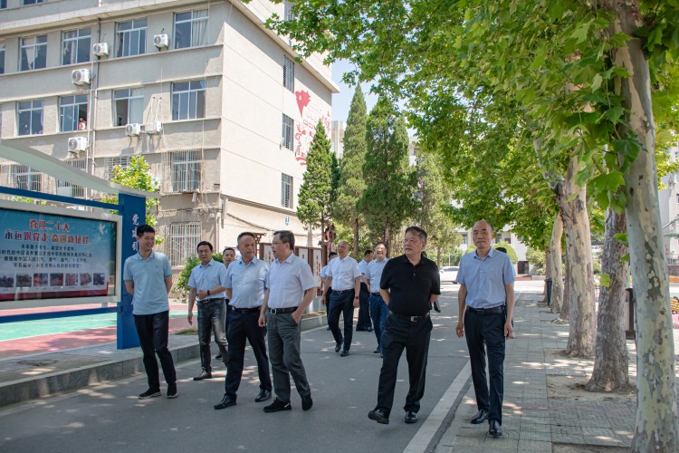 下基層察民情解民憂暖民心 | 湖北聯(lián)投領導深入聯(lián)系服務學校走訪調研(圖5)