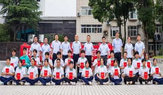 軍訓(xùn)展風(fēng)采 英姿致青春 —記湖北省工業(yè)建筑學(xué)校 2022 級(jí)新生軍訓(xùn)匯報(bào)展演(圖6)