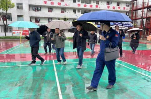 區(qū)領(lǐng)導對工建學校消防安全檢查報道(圖1)