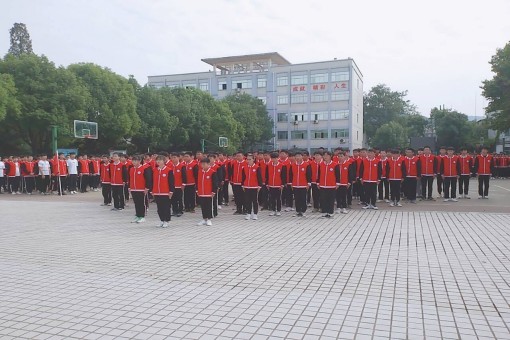 2020年秋新生軍訓(xùn)匯報(bào)表演暨開學(xué)典禮(圖3)